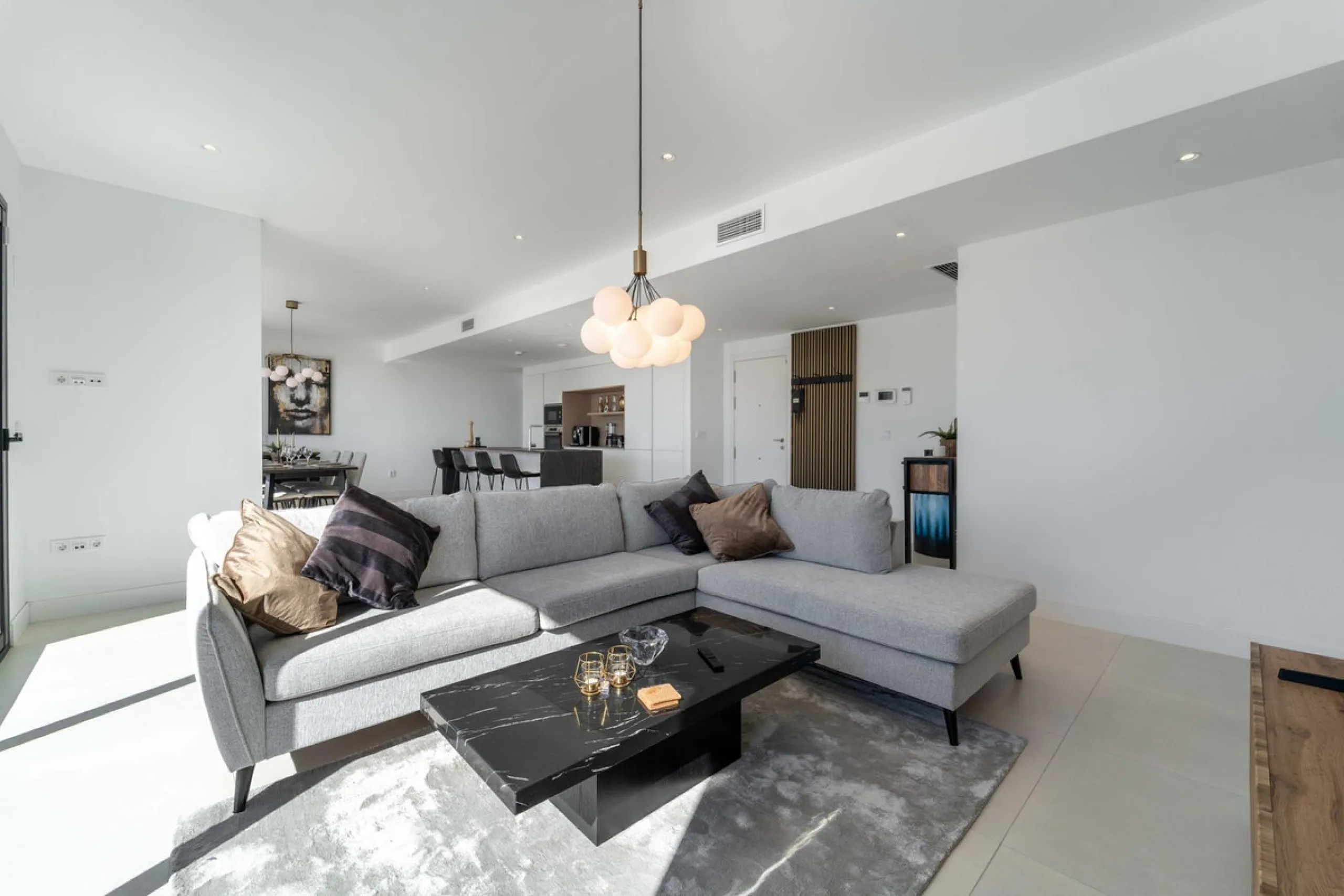 Set in the Higuerón area of Fuengirola, this brand-new, south-facing 3-bedroom penthouse is all about light, space, and those big Mediterranean horizons. The community is designed around generous terraces and elevated positioning to maximise open sea view