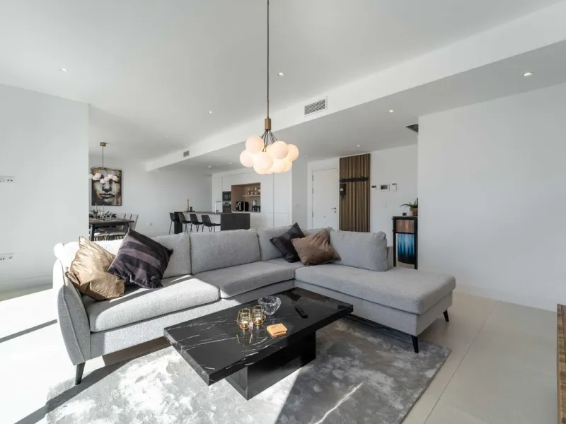 Set in the Higuerón area of Fuengirola, this brand-new, south-facing 3-bedroom penthouse is all about light, space, and those big Mediterranean horizons. The community is designed around generous terraces and elevated positioning to maximise open sea view