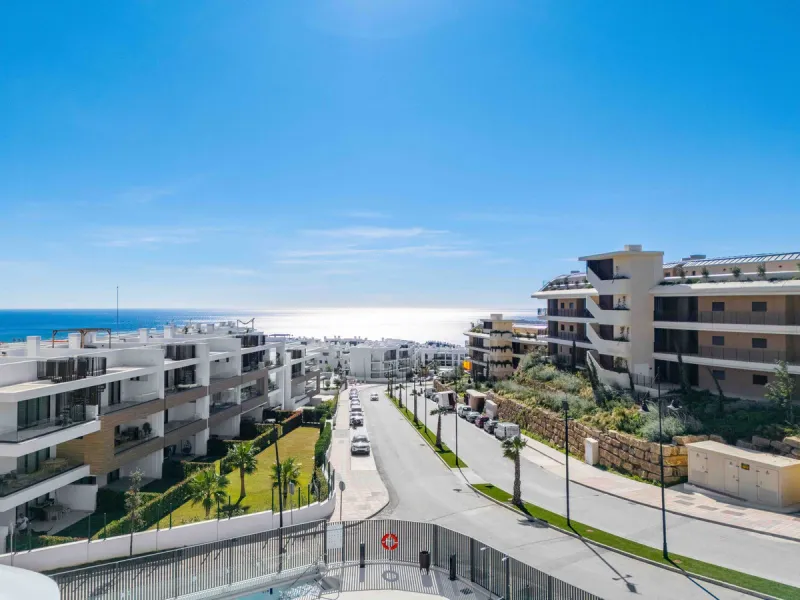 Set in the Higuerón area of Fuengirola, this brand-new, south-facing 3-bedroom penthouse is all about light, space, and those big Mediterranean horizons. The community is designed around generous terraces and elevated positioning to maximise open sea view