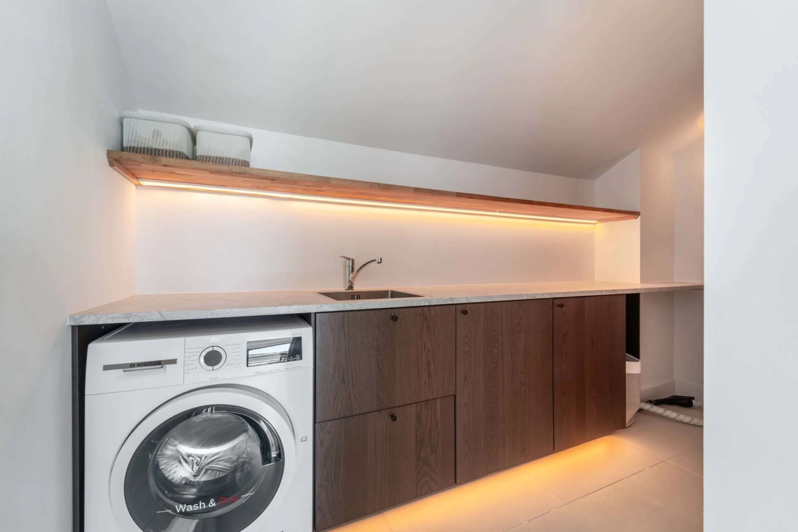 Set in the Higuerón area of Fuengirola, this brand-new, south-facing 3-bedroom penthouse is all about light, space, and those big Mediterranean horizons. The community is designed around generous terraces and elevated positioning to maximise open sea view