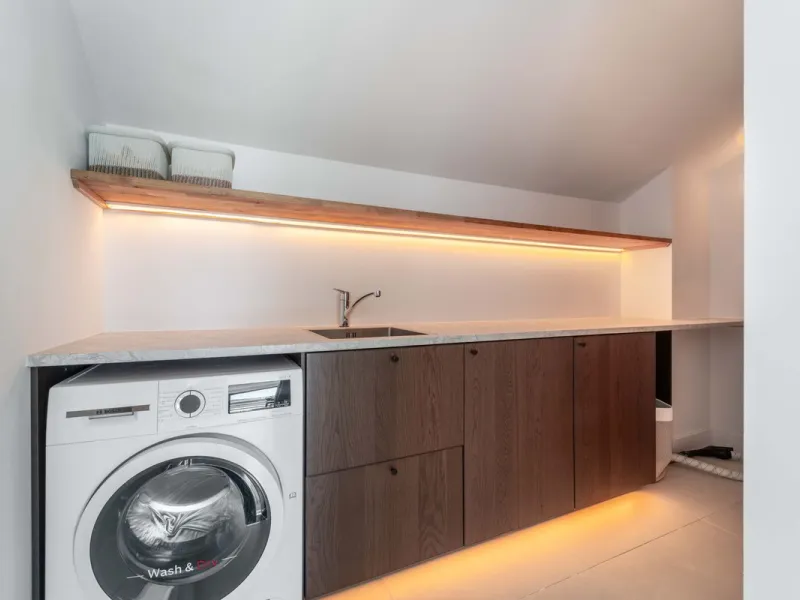 Set in the Higuerón area of Fuengirola, this brand-new, south-facing 3-bedroom penthouse is all about light, space, and those big Mediterranean horizons. The community is designed around generous terraces and elevated positioning to maximise open sea view