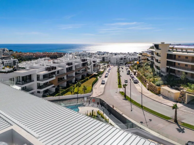 Set in the Higuerón area of Fuengirola, this brand-new, south-facing 3-bedroom penthouse is all about light, space, and those big Mediterranean horizons. The community is designed around generous terraces and elevated positioning to maximise open sea view