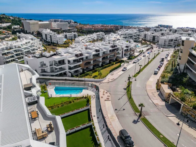 Set in the Higuerón area of Fuengirola, this brand-new, south-facing 3-bedroom penthouse is all about light, space, and those big Mediterranean horizons. The community is designed around generous terraces and elevated positioning to maximise open sea view