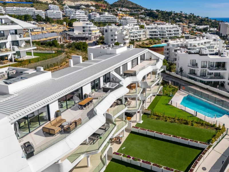 Set in the Higuerón area of Fuengirola, this brand-new, south-facing 3-bedroom penthouse is all about light, space, and those big Mediterranean horizons. The community is designed around generous terraces and elevated positioning to maximise open sea view