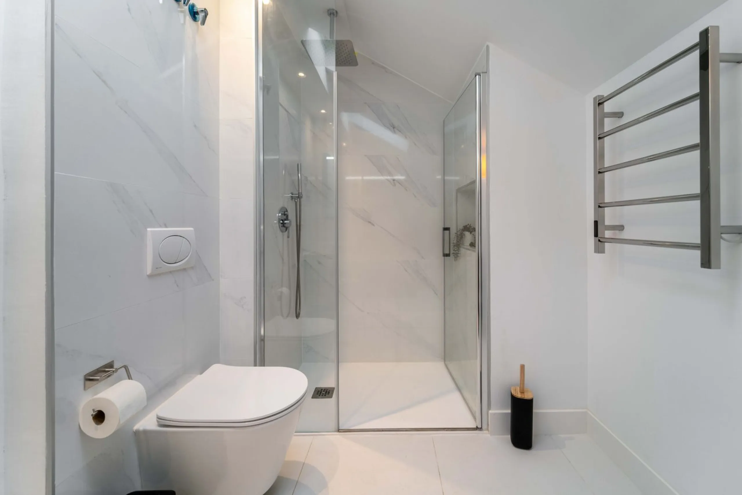 Set in the Higuerón area of Fuengirola, this brand-new, south-facing 3-bedroom penthouse is all about light, space, and those big Mediterranean horizons. The community is designed around generous terraces and elevated positioning to maximise open sea view