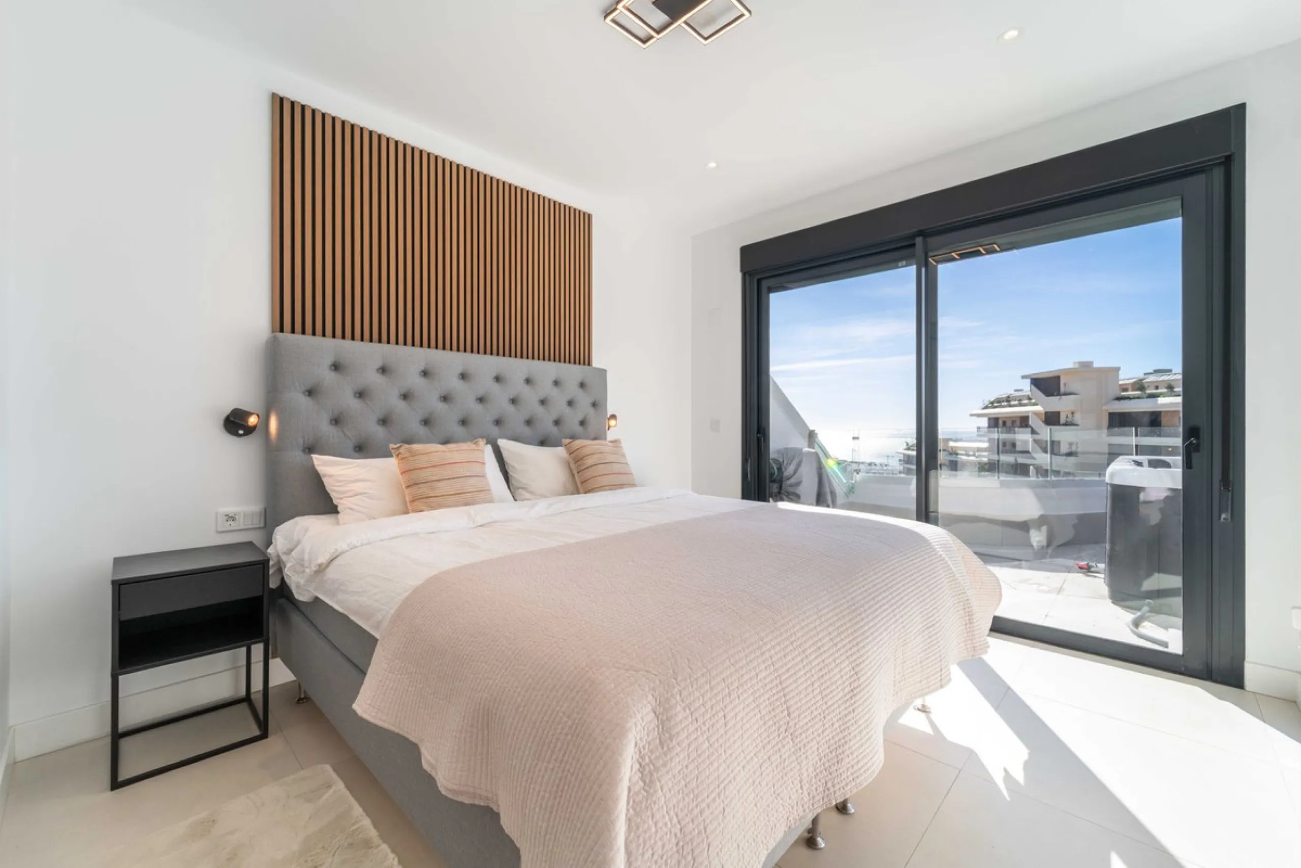 Set in the Higuerón area of Fuengirola, this brand-new, south-facing 3-bedroom penthouse is all about light, space, and those big Mediterranean horizons. The community is designed around generous terraces and elevated positioning to maximise open sea view