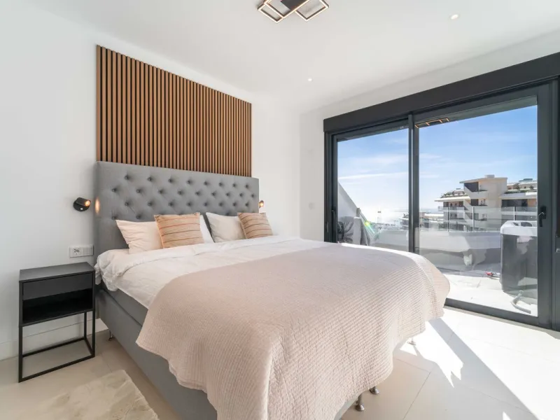 Set in the Higuerón area of Fuengirola, this brand-new, south-facing 3-bedroom penthouse is all about light, space, and those big Mediterranean horizons. The community is designed around generous terraces and elevated positioning to maximise open sea view