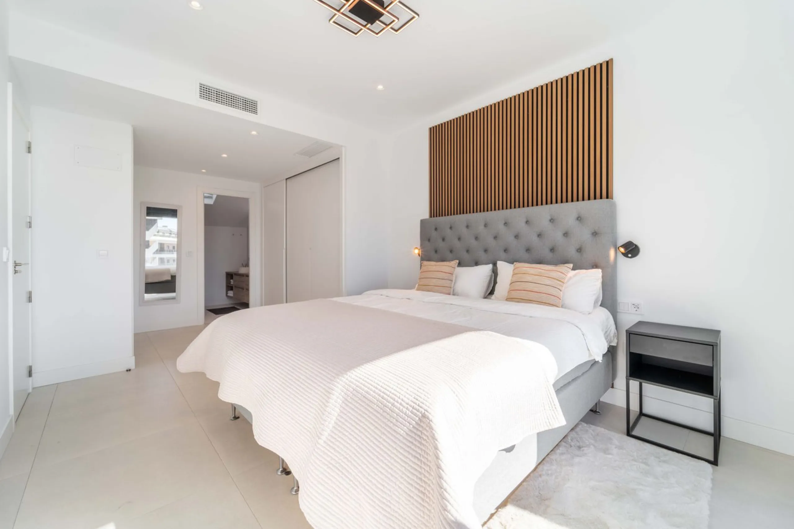 Set in the Higuerón area of Fuengirola, this brand-new, south-facing 3-bedroom penthouse is all about light, space, and those big Mediterranean horizons. The community is designed around generous terraces and elevated positioning to maximise open sea view