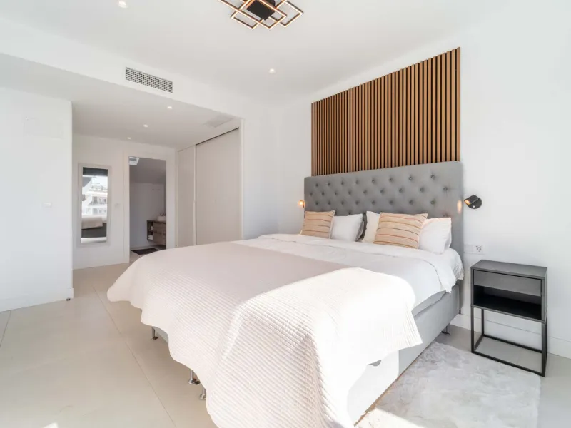 Set in the Higuerón area of Fuengirola, this brand-new, south-facing 3-bedroom penthouse is all about light, space, and those big Mediterranean horizons. The community is designed around generous terraces and elevated positioning to maximise open sea view