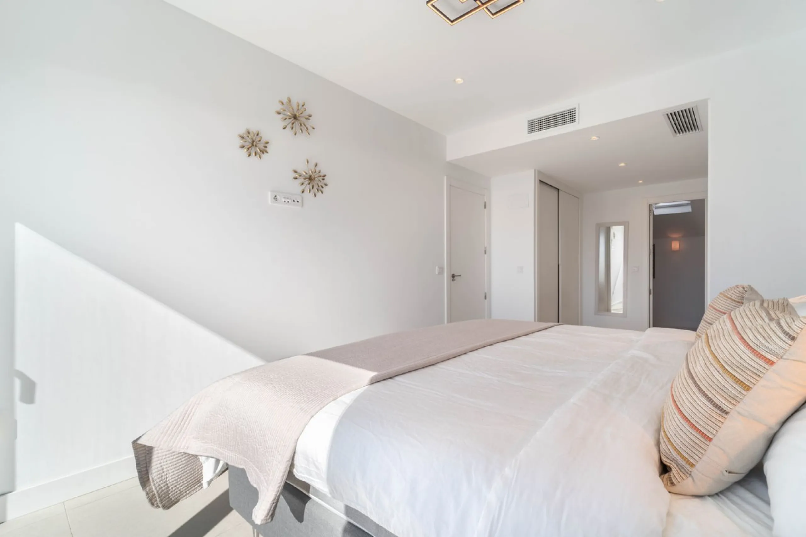 Set in the Higuerón area of Fuengirola, this brand-new, south-facing 3-bedroom penthouse is all about light, space, and those big Mediterranean horizons. The community is designed around generous terraces and elevated positioning to maximise open sea view