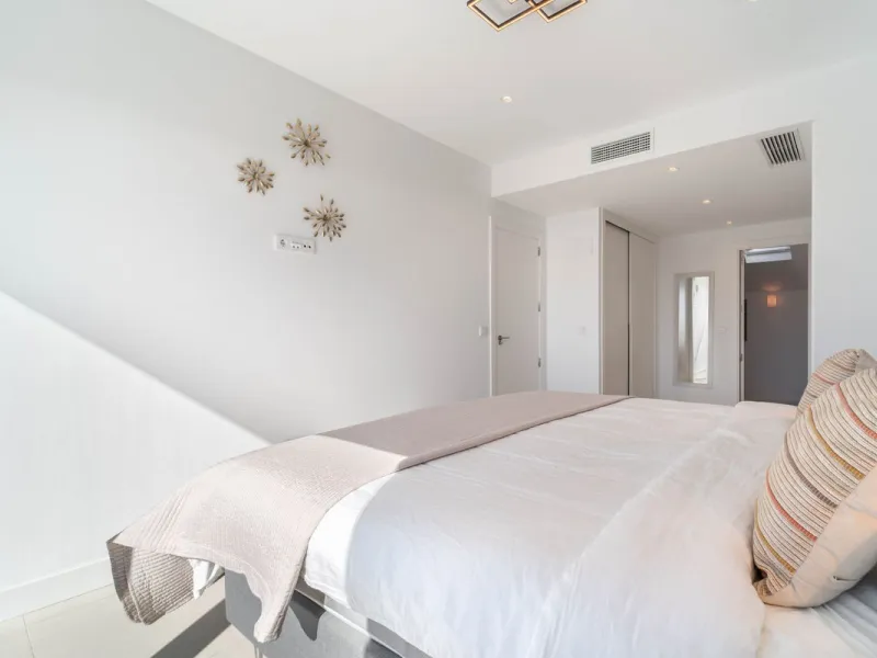 Set in the Higuerón area of Fuengirola, this brand-new, south-facing 3-bedroom penthouse is all about light, space, and those big Mediterranean horizons. The community is designed around generous terraces and elevated positioning to maximise open sea view