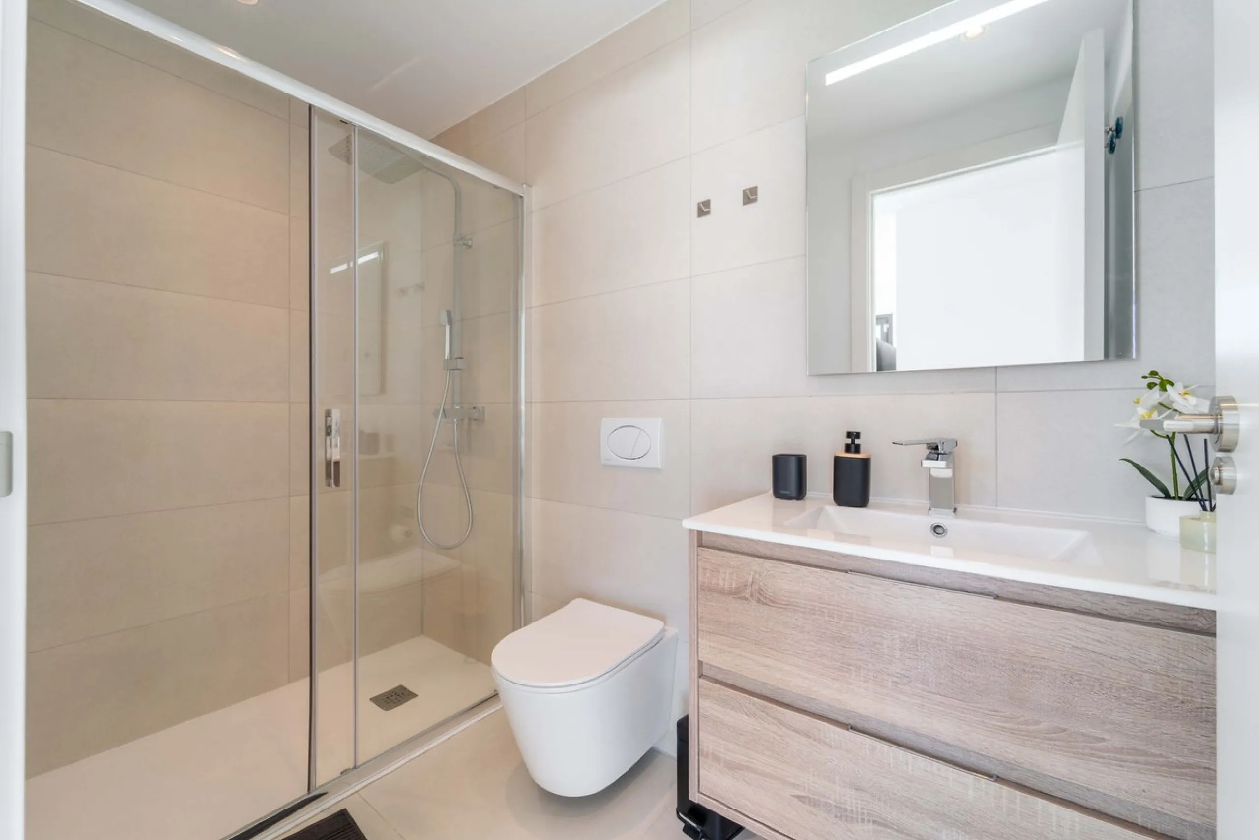 Set in the Higuerón area of Fuengirola, this brand-new, south-facing 3-bedroom penthouse is all about light, space, and those big Mediterranean horizons. The community is designed around generous terraces and elevated positioning to maximise open sea view