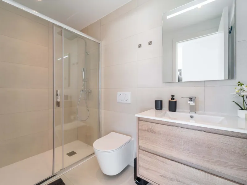 Set in the Higuerón area of Fuengirola, this brand-new, south-facing 3-bedroom penthouse is all about light, space, and those big Mediterranean horizons. The community is designed around generous terraces and elevated positioning to maximise open sea view