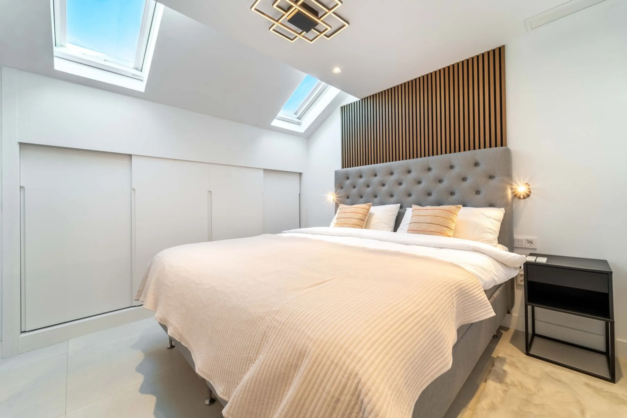 Set in the Higuerón area of Fuengirola, this brand-new, south-facing 3-bedroom penthouse is all about light, space, and those big Mediterranean horizons. The community is designed around generous terraces and elevated positioning to maximise open sea view
