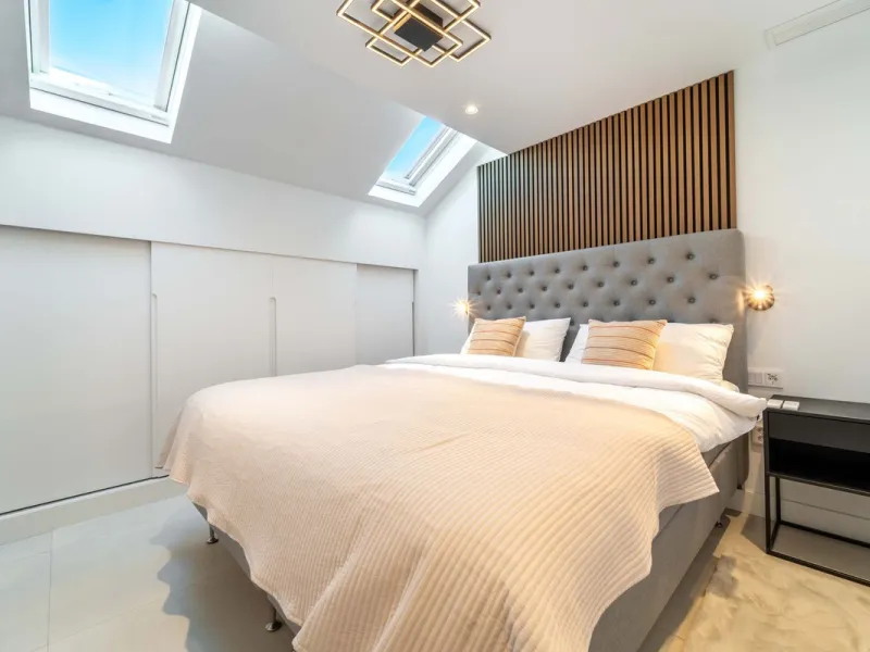 Set in the Higuerón area of Fuengirola, this brand-new, south-facing 3-bedroom penthouse is all about light, space, and those big Mediterranean horizons. The community is designed around generous terraces and elevated positioning to maximise open sea view