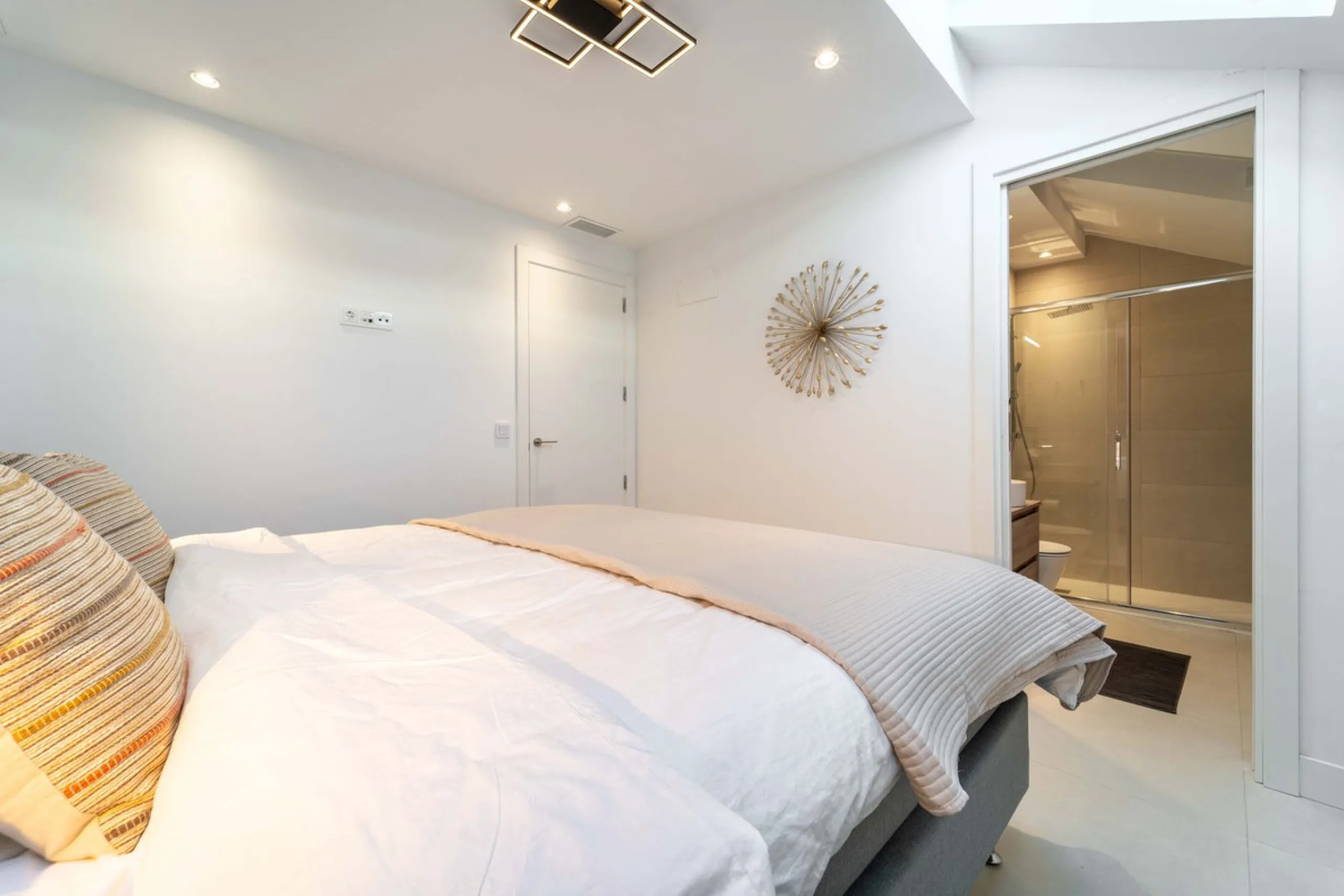 Set in the Higuerón area of Fuengirola, this brand-new, south-facing 3-bedroom penthouse is all about light, space, and those big Mediterranean horizons. The community is designed around generous terraces and elevated positioning to maximise open sea view