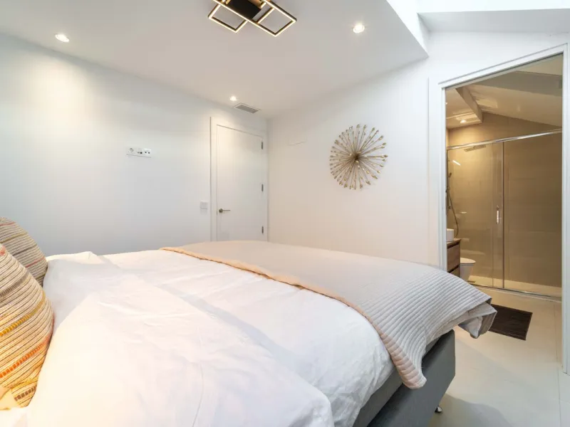 Set in the Higuerón area of Fuengirola, this brand-new, south-facing 3-bedroom penthouse is all about light, space, and those big Mediterranean horizons. The community is designed around generous terraces and elevated positioning to maximise open sea view