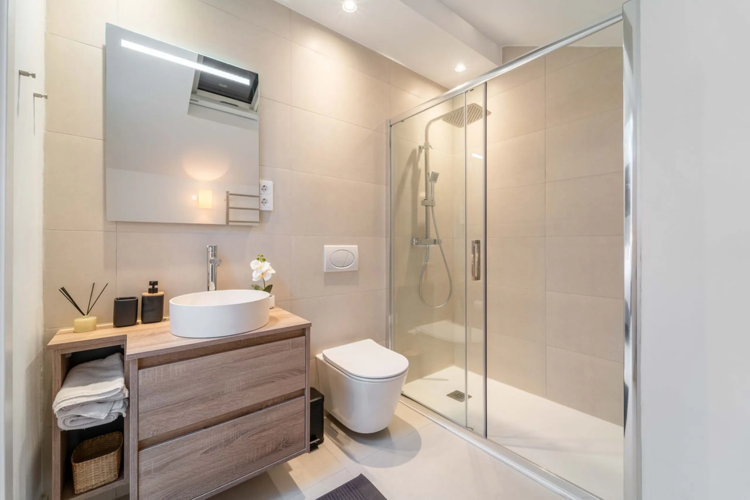 Set in the Higuerón area of Fuengirola, this brand-new, south-facing 3-bedroom penthouse is all about light, space, and those big Mediterranean horizons. The community is designed around generous terraces and elevated positioning to maximise open sea view