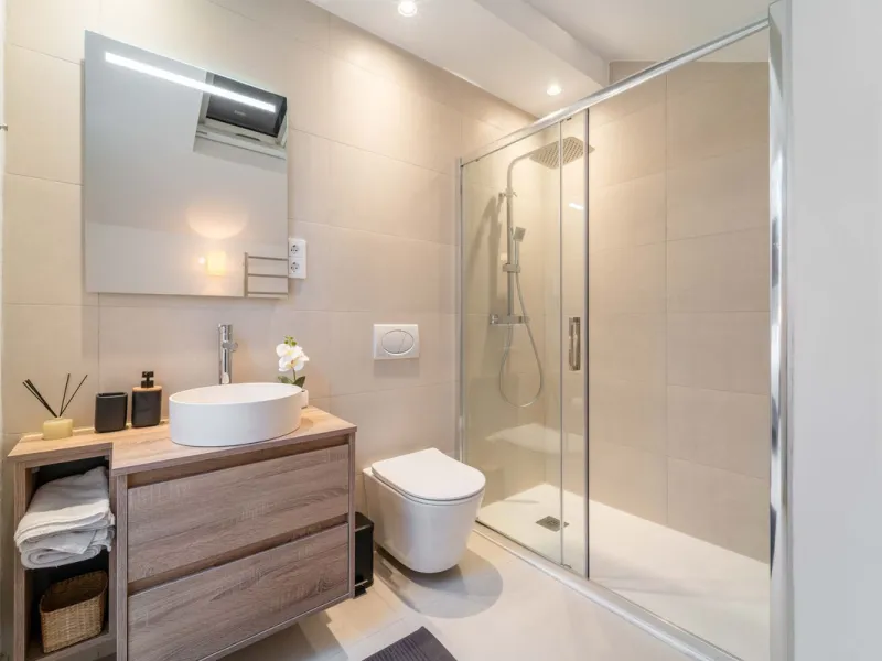 Set in the Higuerón area of Fuengirola, this brand-new, south-facing 3-bedroom penthouse is all about light, space, and those big Mediterranean horizons. The community is designed around generous terraces and elevated positioning to maximise open sea view