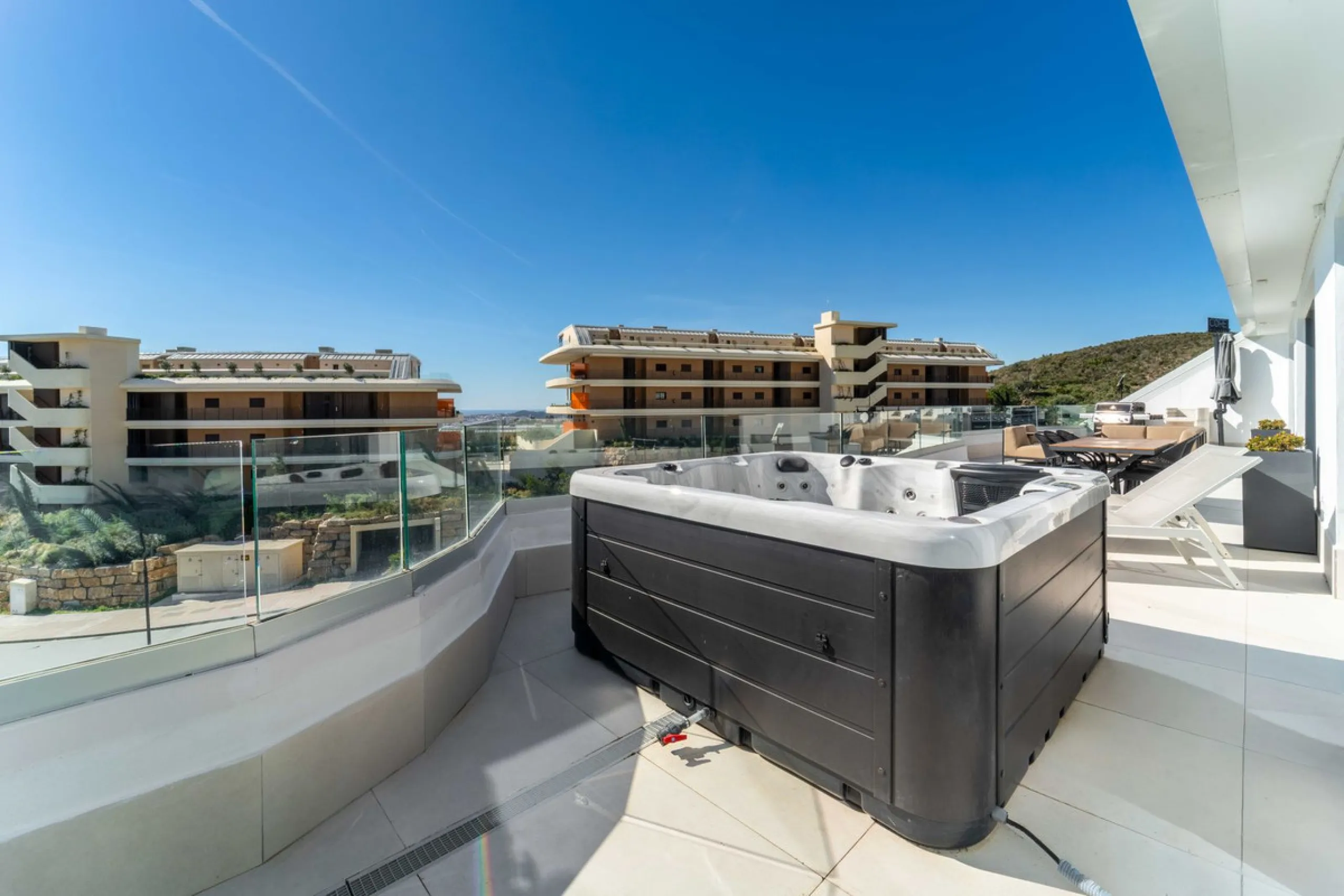 Set in the Higuerón area of Fuengirola, this brand-new, south-facing 3-bedroom penthouse is all about light, space, and those big Mediterranean horizons. The community is designed around generous terraces and elevated positioning to maximise open sea view
