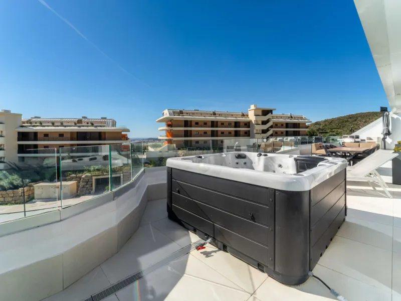 Set in the Higuerón area of Fuengirola, this brand-new, south-facing 3-bedroom penthouse is all about light, space, and those big Mediterranean horizons. The community is designed around generous terraces and elevated positioning to maximise open sea view