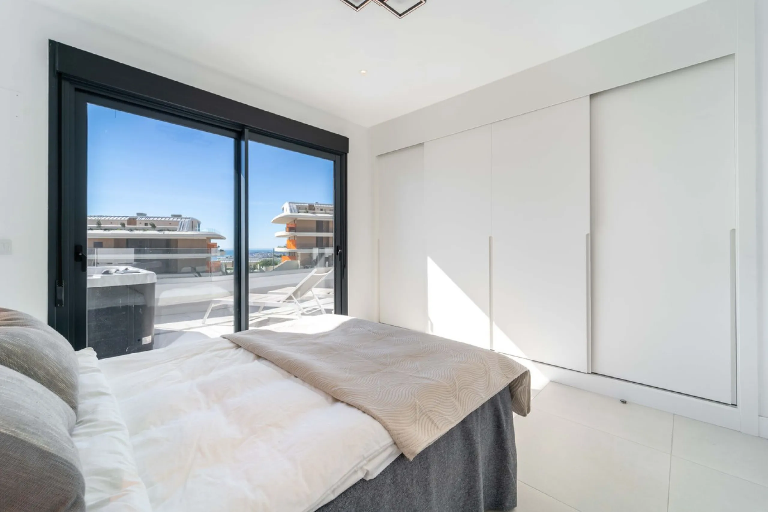 Set in the Higuerón area of Fuengirola, this brand-new, south-facing 3-bedroom penthouse is all about light, space, and those big Mediterranean horizons. The community is designed around generous terraces and elevated positioning to maximise open sea view