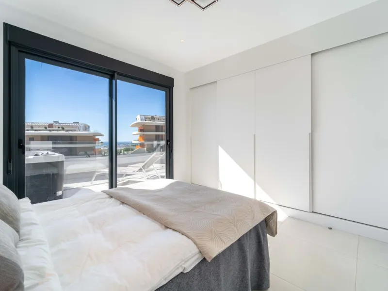 Set in the Higuerón area of Fuengirola, this brand-new, south-facing 3-bedroom penthouse is all about light, space, and those big Mediterranean horizons. The community is designed around generous terraces and elevated positioning to maximise open sea view