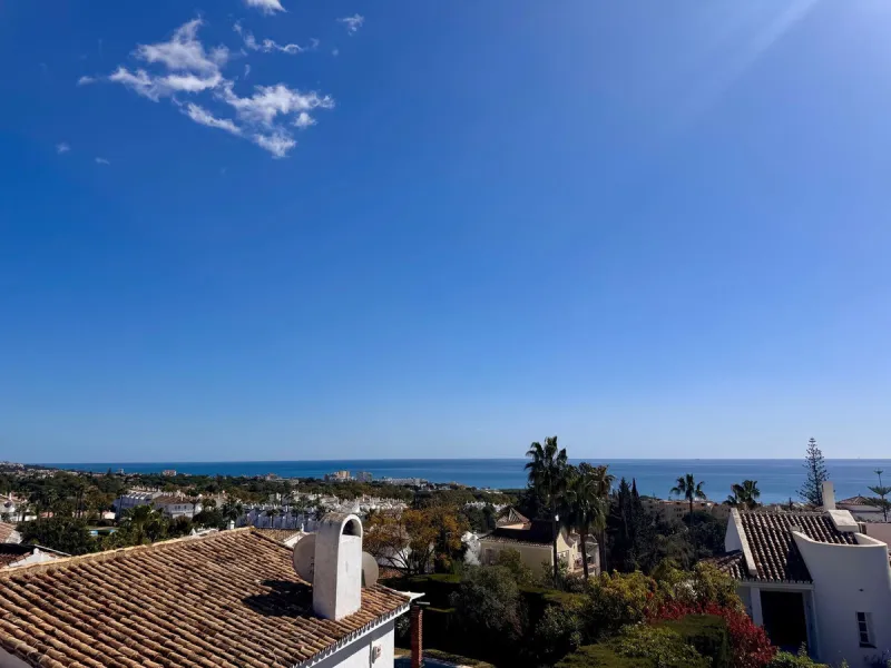 Rare Single-Level Villa with Sea Views in Prime Calahonda Location.