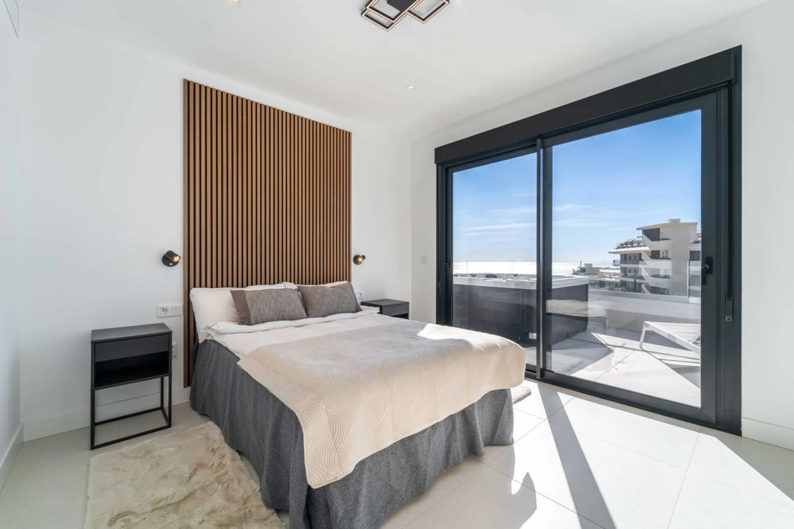 Set in the Higuerón area of Fuengirola, this brand-new, south-facing 3-bedroom penthouse is all about light, space, and those big Mediterranean horizons. The community is designed around generous terraces and elevated positioning to maximise open sea view