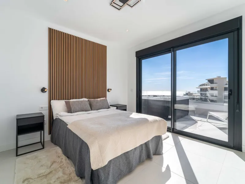 Set in the Higuerón area of Fuengirola, this brand-new, south-facing 3-bedroom penthouse is all about light, space, and those big Mediterranean horizons. The community is designed around generous terraces and elevated positioning to maximise open sea view