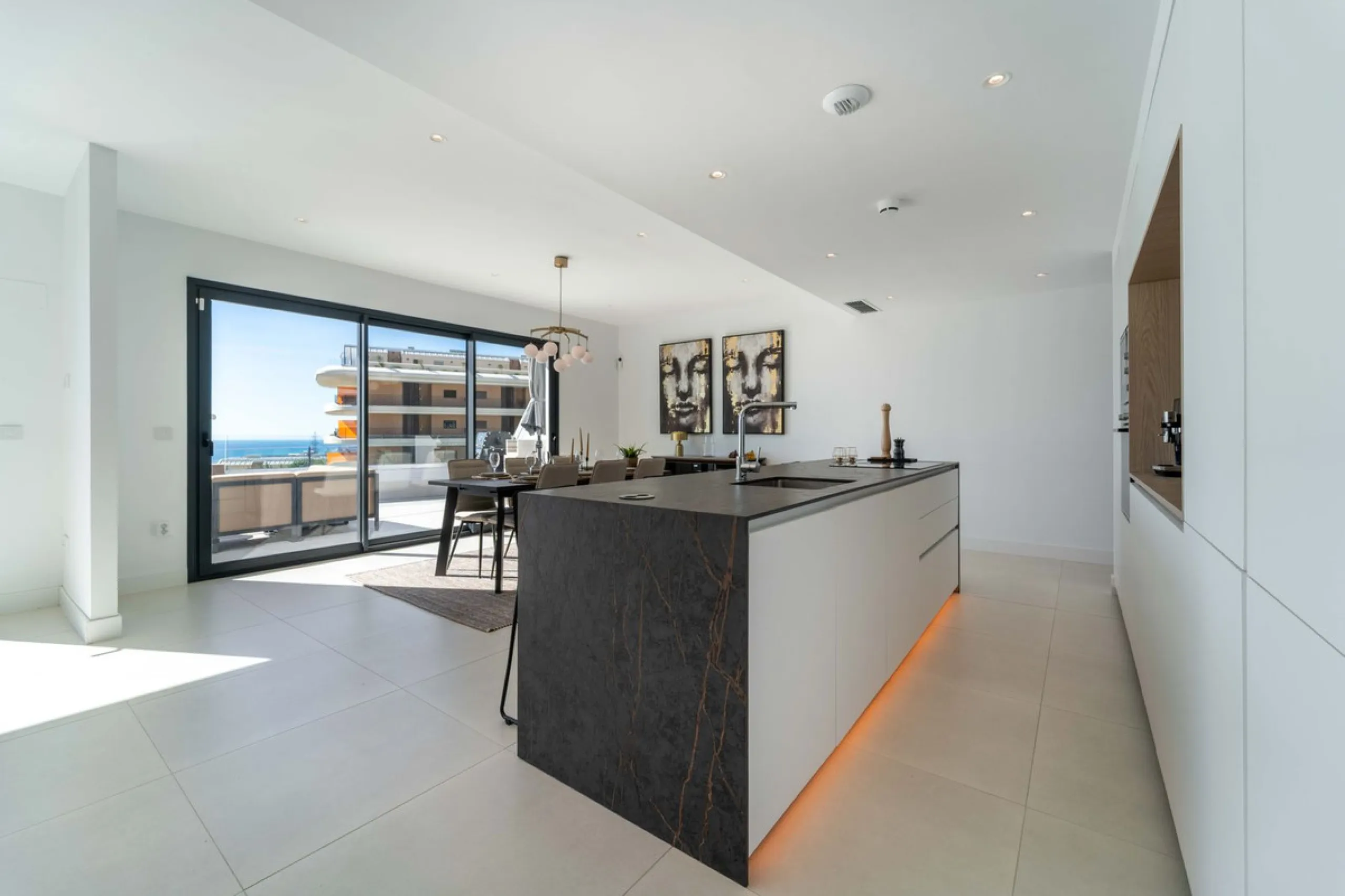 Set in the Higuerón area of Fuengirola, this brand-new, south-facing 3-bedroom penthouse is all about light, space, and those big Mediterranean horizons. The community is designed around generous terraces and elevated positioning to maximise open sea view