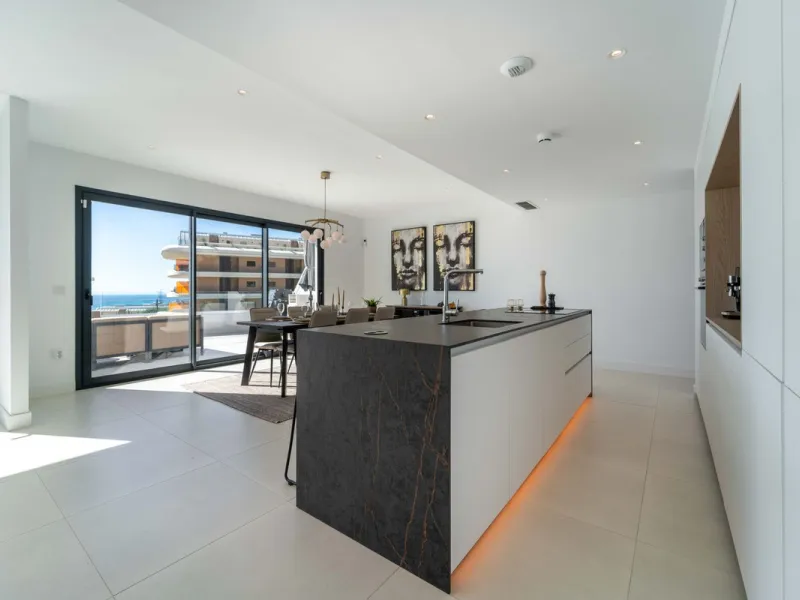 Set in the Higuerón area of Fuengirola, this brand-new, south-facing 3-bedroom penthouse is all about light, space, and those big Mediterranean horizons. The community is designed around generous terraces and elevated positioning to maximise open sea view