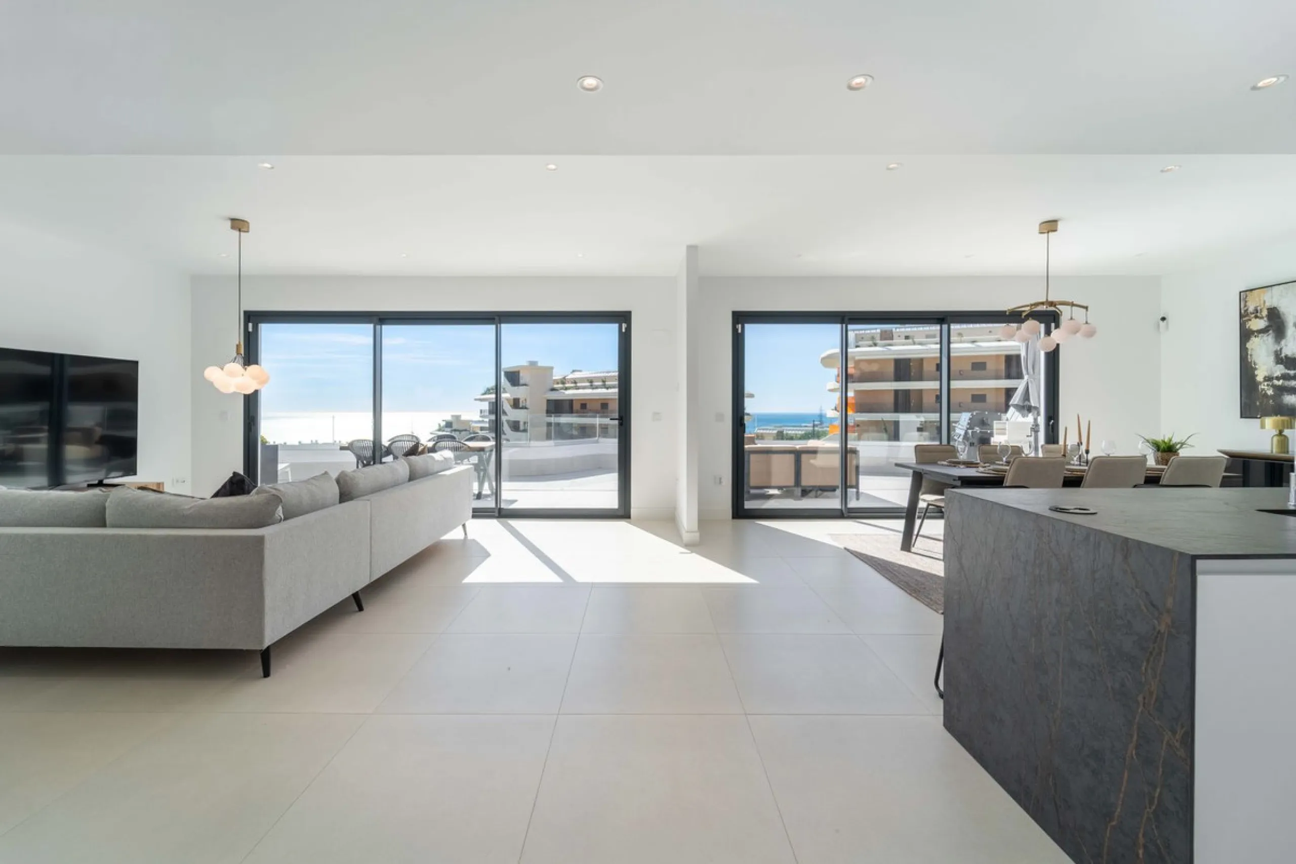Set in the Higuerón area of Fuengirola, this brand-new, south-facing 3-bedroom penthouse is all about light, space, and those big Mediterranean horizons. The community is designed around generous terraces and elevated positioning to maximise open sea view
