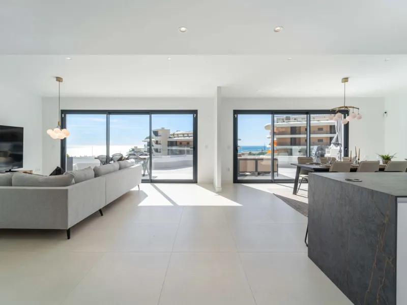 Set in the Higuerón area of Fuengirola, this brand-new, south-facing 3-bedroom penthouse is all about light, space, and those big Mediterranean horizons. The community is designed around generous terraces and elevated positioning to maximise open sea view