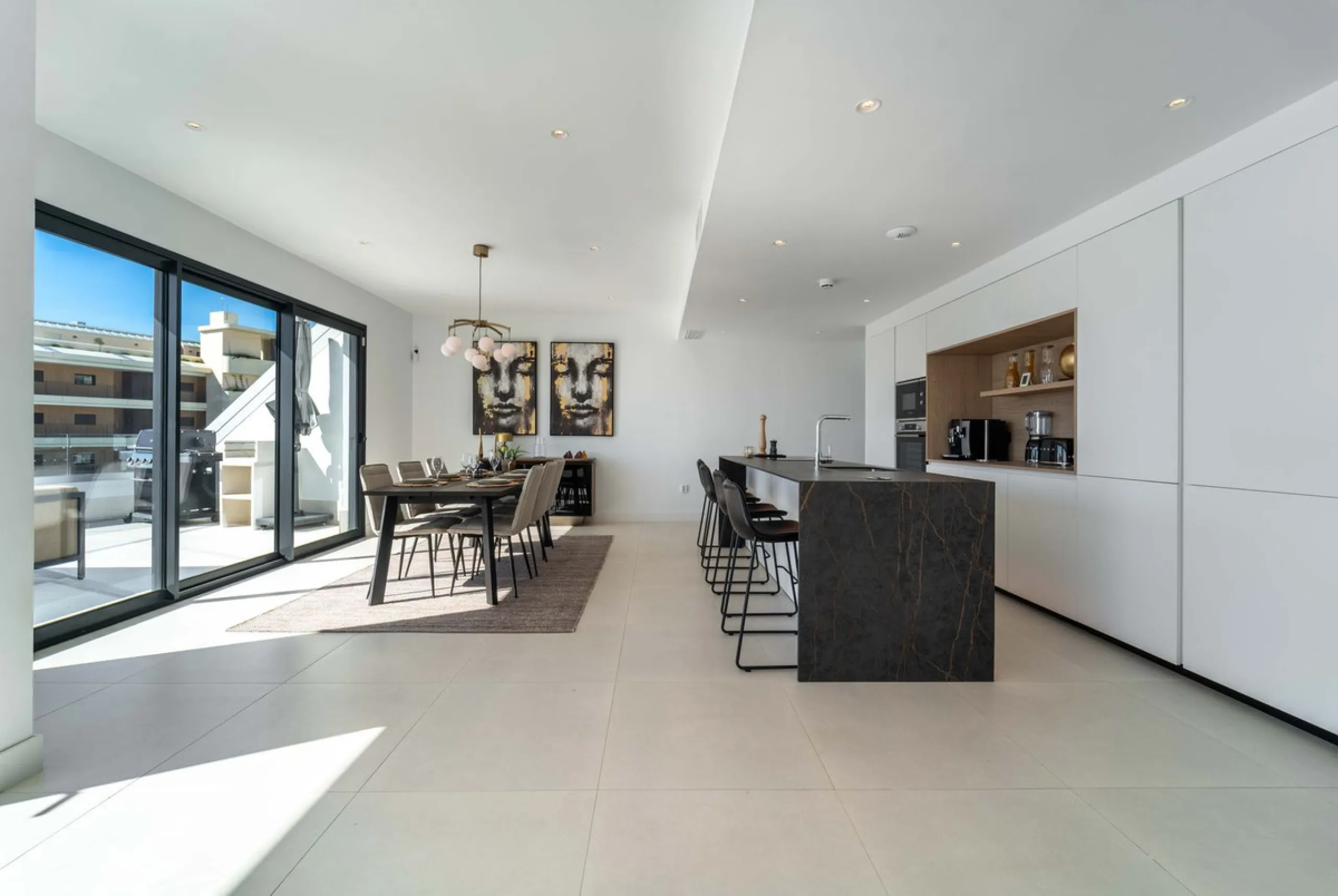Set in the Higuerón area of Fuengirola, this brand-new, south-facing 3-bedroom penthouse is all about light, space, and those big Mediterranean horizons. The community is designed around generous terraces and elevated positioning to maximise open sea view