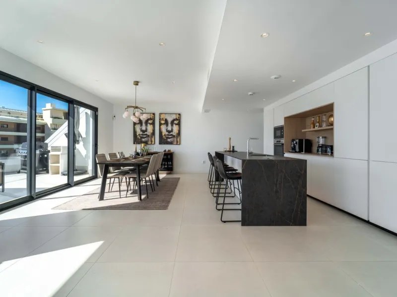 Set in the Higuerón area of Fuengirola, this brand-new, south-facing 3-bedroom penthouse is all about light, space, and those big Mediterranean horizons. The community is designed around generous terraces and elevated positioning to maximise open sea view