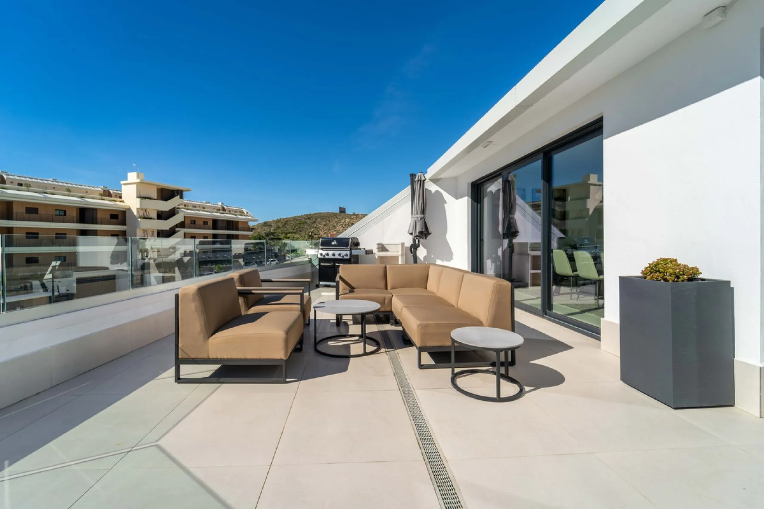 Set in the Higuerón area of Fuengirola, this brand-new, south-facing 3-bedroom penthouse is all about light, space, and those big Mediterranean horizons. The community is designed around generous terraces and elevated positioning to maximise open sea view