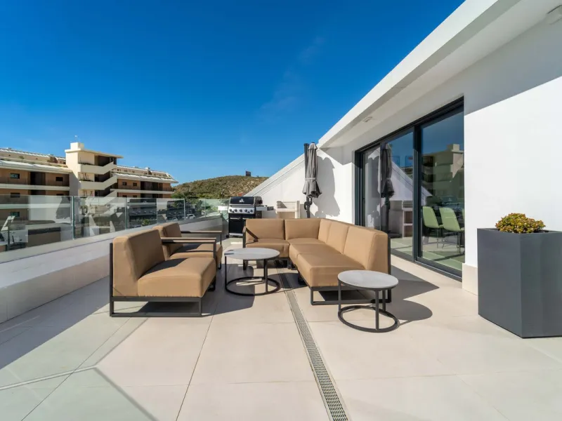 Set in the Higuerón area of Fuengirola, this brand-new, south-facing 3-bedroom penthouse is all about light, space, and those big Mediterranean horizons. The community is designed around generous terraces and elevated positioning to maximise open sea view