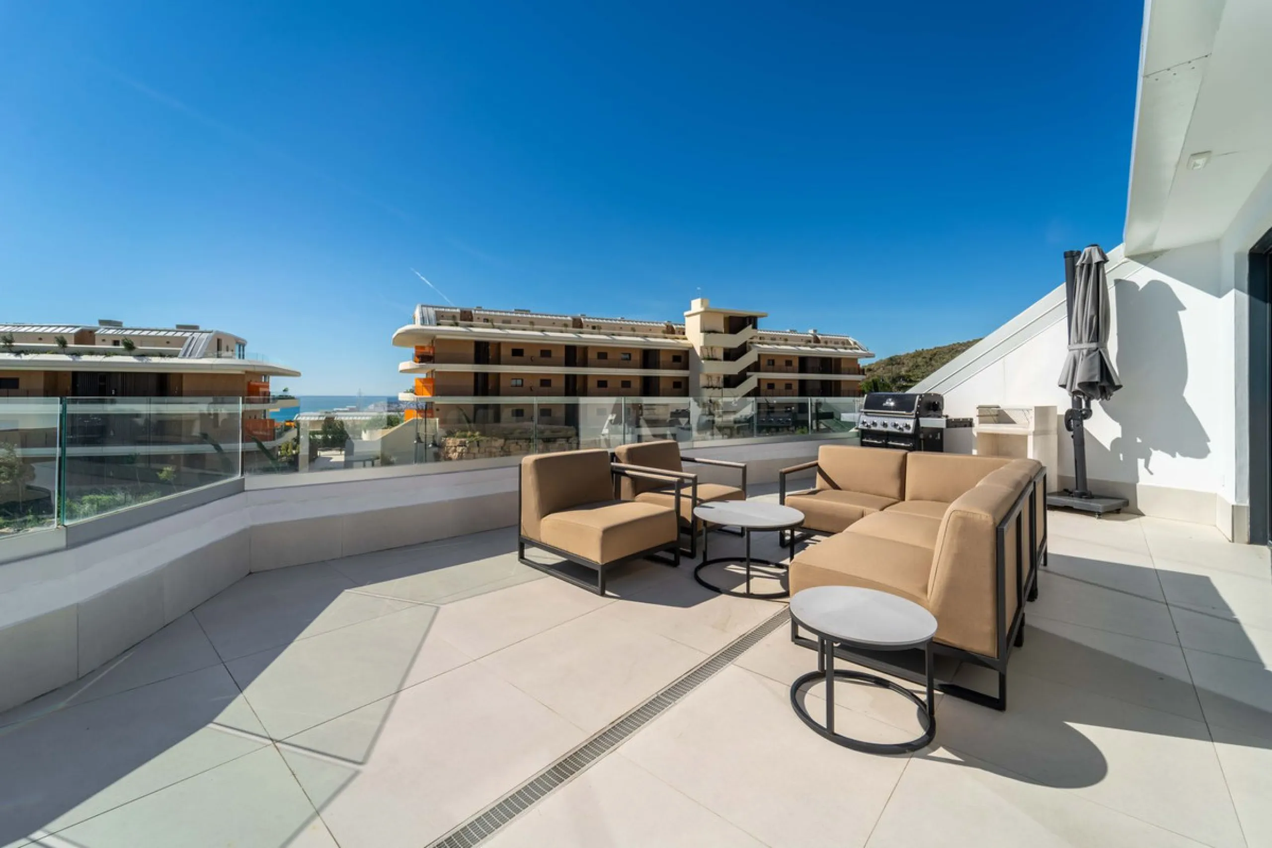 Set in the Higuerón area of Fuengirola, this brand-new, south-facing 3-bedroom penthouse is all about light, space, and those big Mediterranean horizons. The community is designed around generous terraces and elevated positioning to maximise open sea view