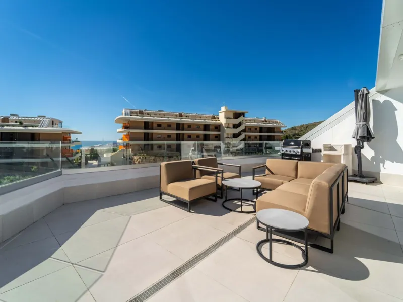 Set in the Higuerón area of Fuengirola, this brand-new, south-facing 3-bedroom penthouse is all about light, space, and those big Mediterranean horizons. The community is designed around generous terraces and elevated positioning to maximise open sea view