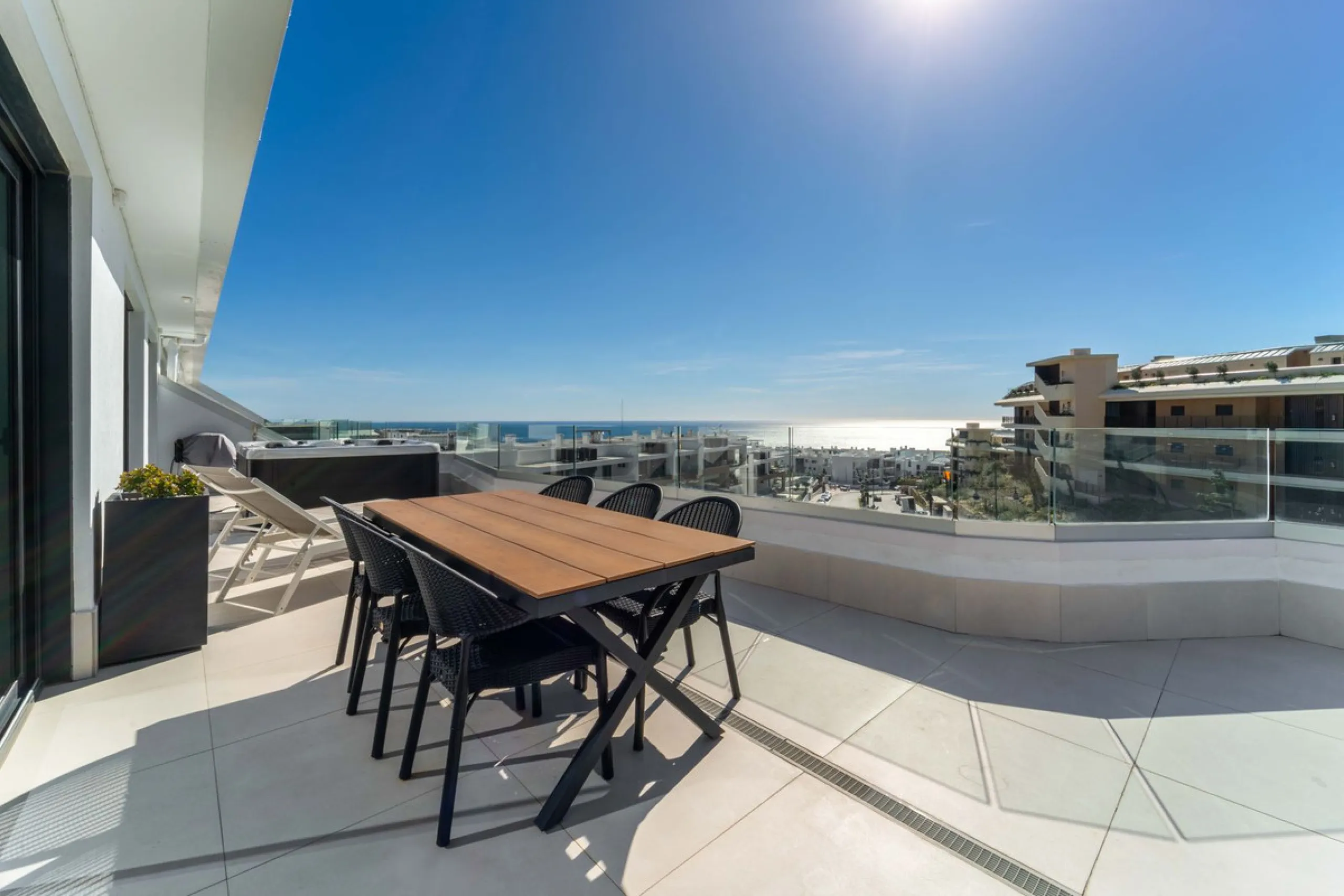 Set in the Higuerón area of Fuengirola, this brand-new, south-facing 3-bedroom penthouse is all about light, space, and those big Mediterranean horizons. The community is designed around generous terraces and elevated positioning to maximise open sea view