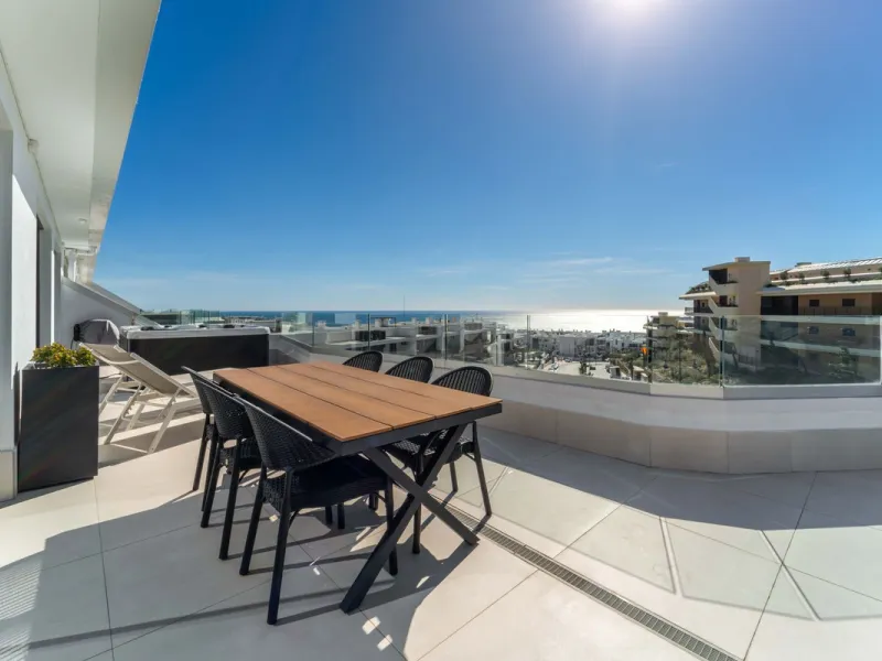 Set in the Higuerón area of Fuengirola, this brand-new, south-facing 3-bedroom penthouse is all about light, space, and those big Mediterranean horizons. The community is designed around generous terraces and elevated positioning to maximise open sea view