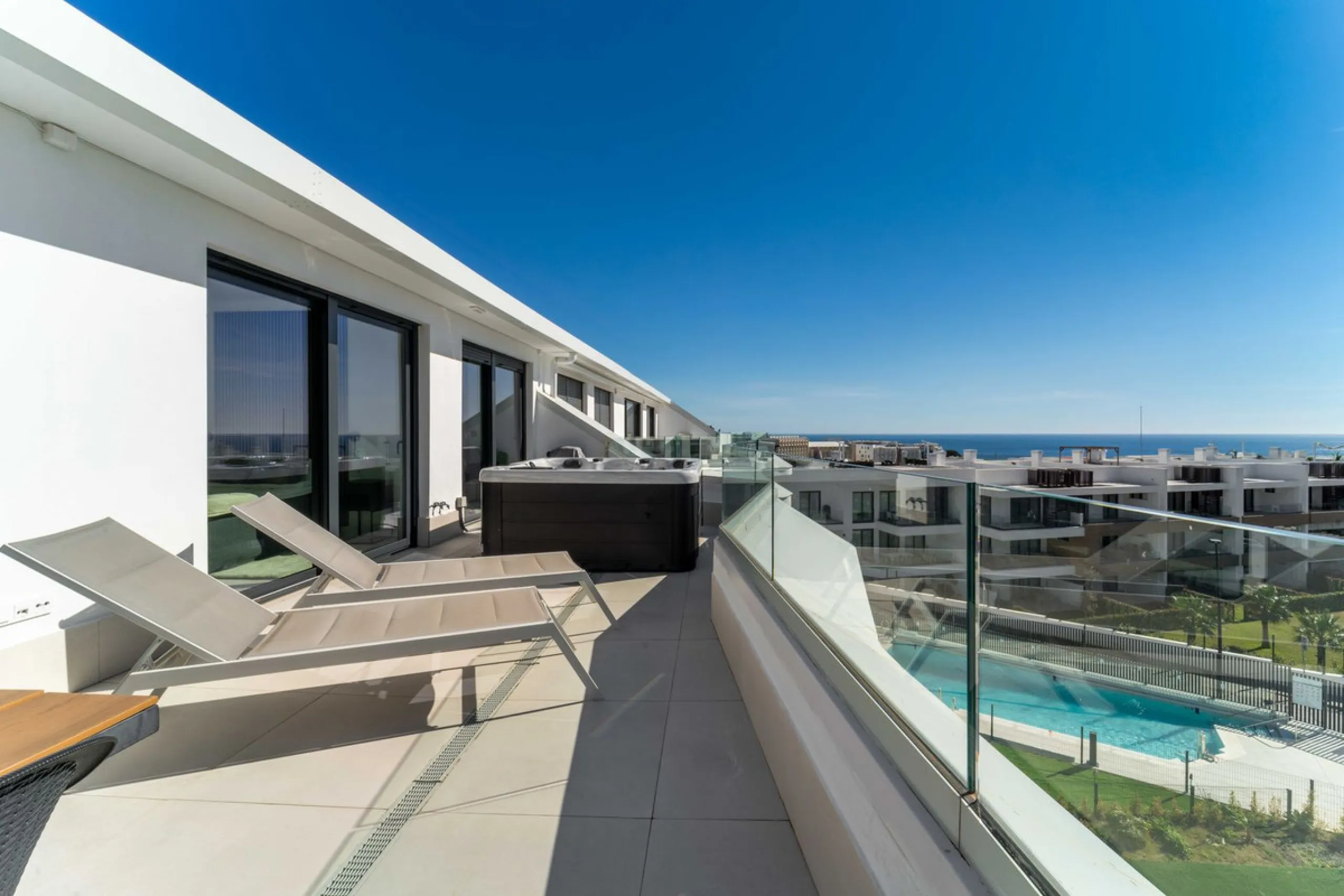 Set in the Higuerón area of Fuengirola, this brand-new, south-facing 3-bedroom penthouse is all about light, space, and those big Mediterranean horizons. The community is designed around generous terraces and elevated positioning to maximise open sea view