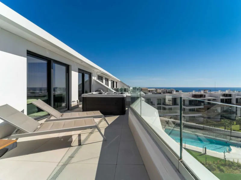 Set in the Higuerón area of Fuengirola, this brand-new, south-facing 3-bedroom penthouse is all about light, space, and those big Mediterranean horizons. The community is designed around generous terraces and elevated positioning to maximise open sea view