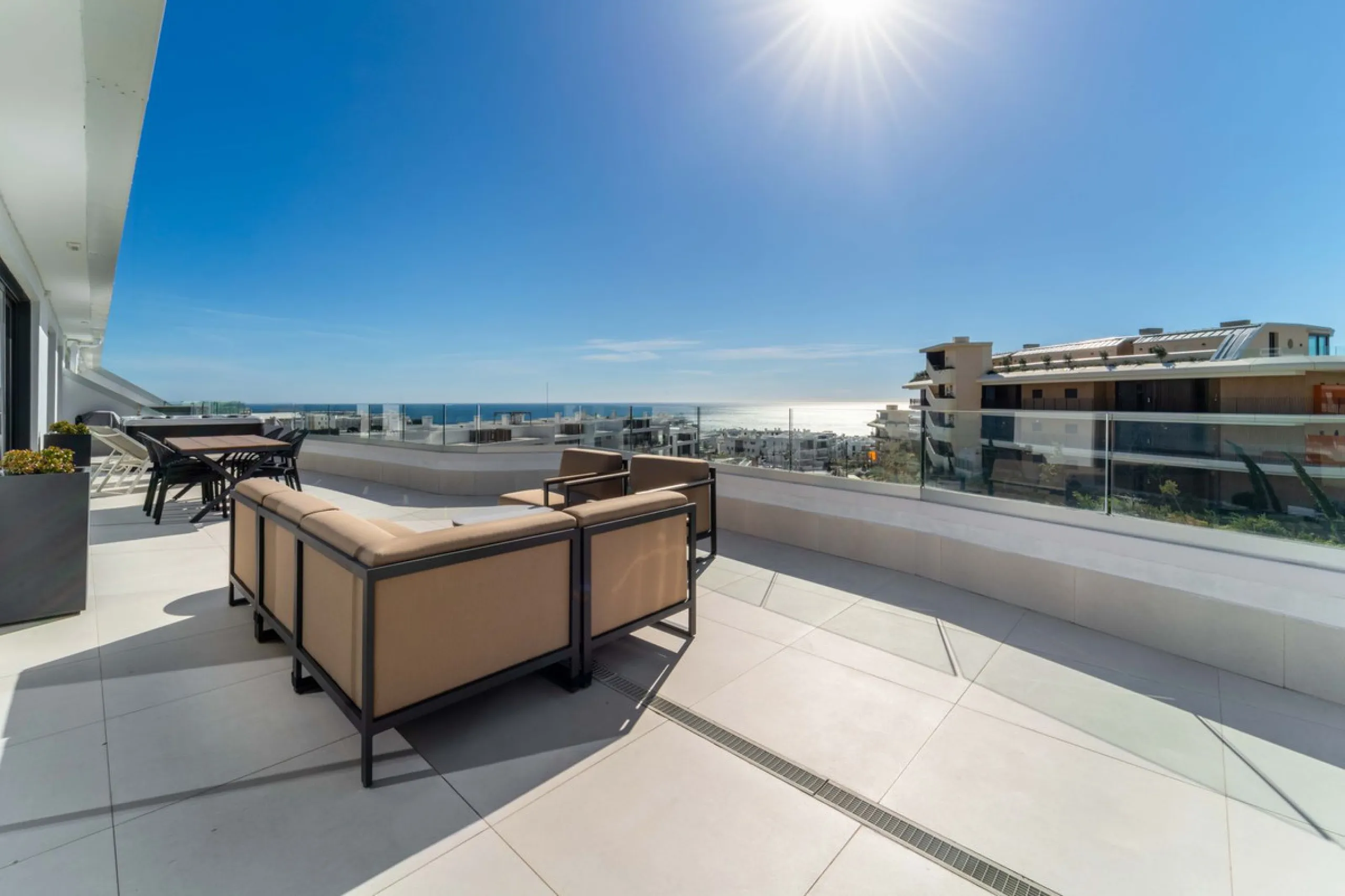 Set in the Higuerón area of Fuengirola, this brand-new, south-facing 3-bedroom penthouse is all about light, space, and those big Mediterranean horizons. The community is designed around generous terraces and elevated positioning to maximise open sea view