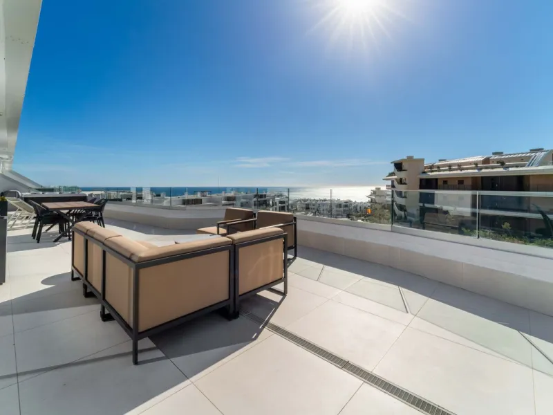 Set in the Higuerón area of Fuengirola, this brand-new, south-facing 3-bedroom penthouse is all about light, space, and those big Mediterranean horizons. The community is designed around generous terraces and elevated positioning to maximise open sea view