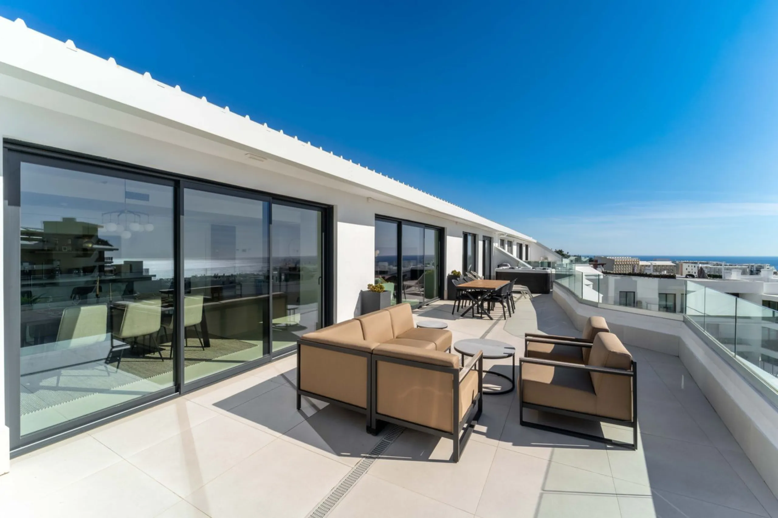 Set in the Higuerón area of Fuengirola, this brand-new, south-facing 3-bedroom penthouse is all about light, space, and those big Mediterranean horizons. The community is designed around generous terraces and elevated positioning to maximise open sea view