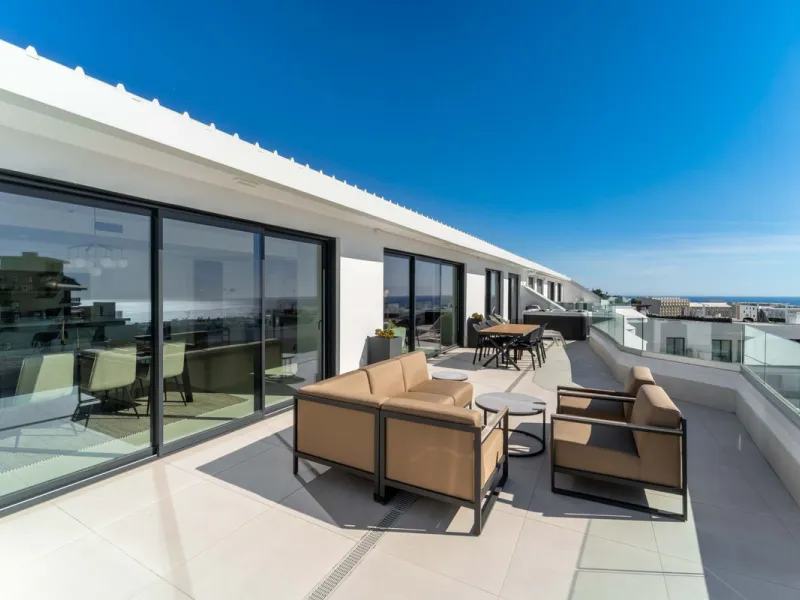 Set in the Higuerón area of Fuengirola, this brand-new, south-facing 3-bedroom penthouse is all about light, space, and those big Mediterranean horizons. The community is designed around generous terraces and elevated positioning to maximise open sea view