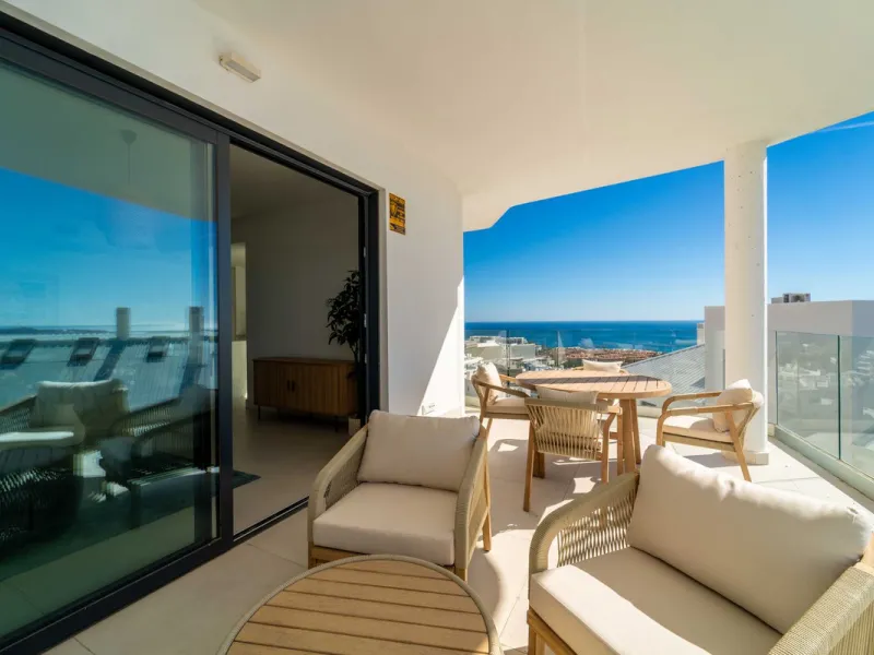 Modern three-bedroom apartment with panoramic sea views in an elevated position on the Costa del Sol.