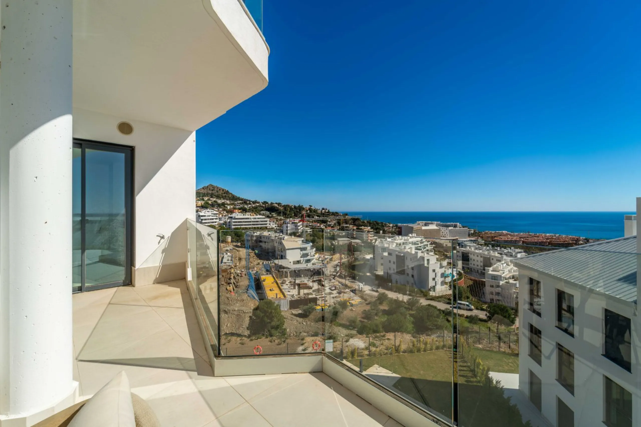 Modern three-bedroom apartment with panoramic sea views in an elevated position on the Costa del Sol.